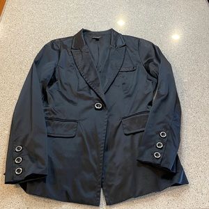 Fitted tuxedo style suit jacket